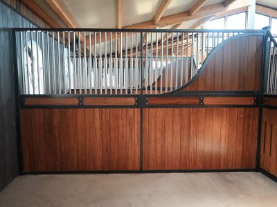 Cloison de box semi-fermée profilé galbé
