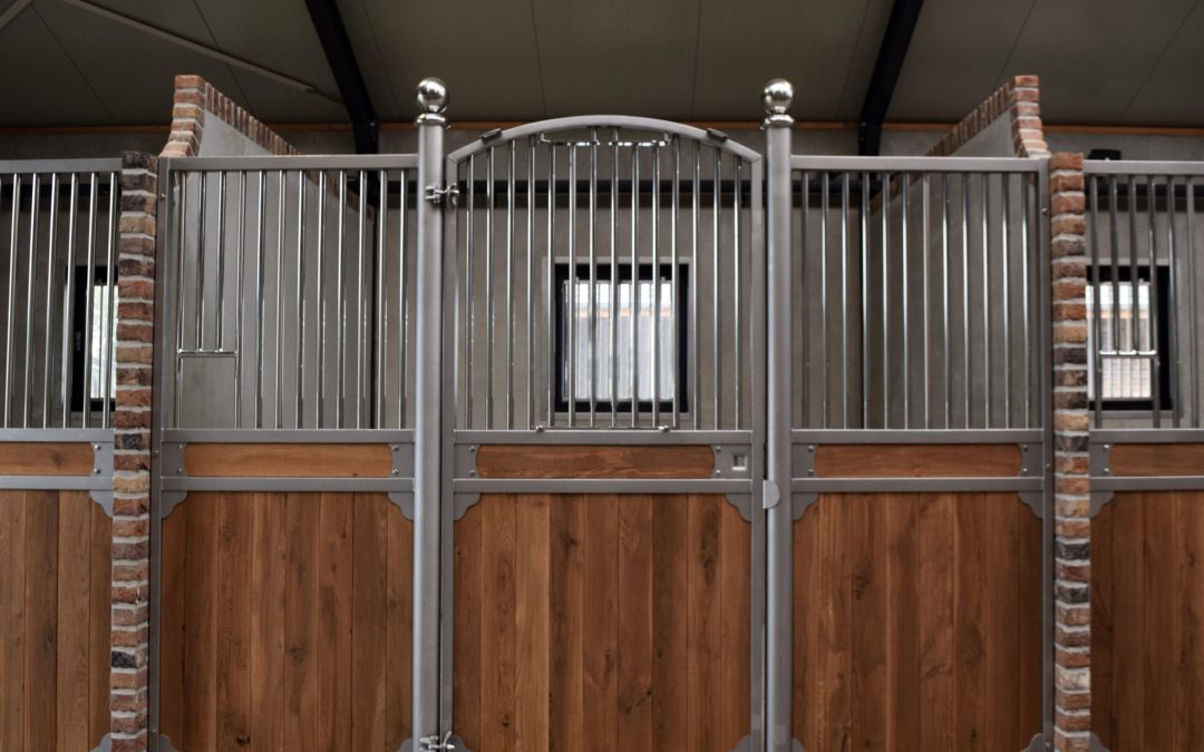 Les boxes pour chevaux en inox : l’alliance de l’élégance et de la longévité