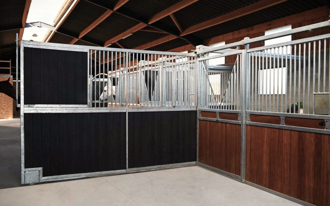 Les cloisons de séparation coulissantes : optimisez le curage des boxes pour chevaux