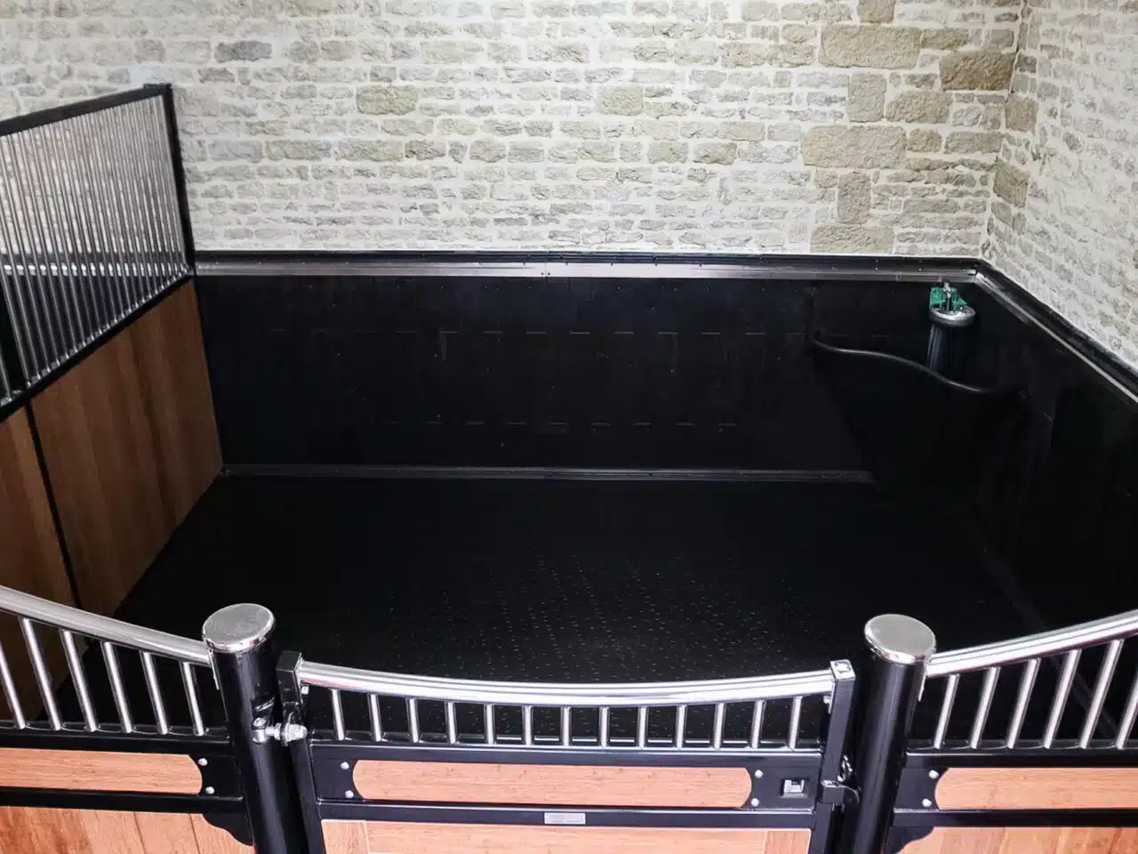 Tapis caoutchouc pour box chevaux : épaisseur, matière, litière et entretien