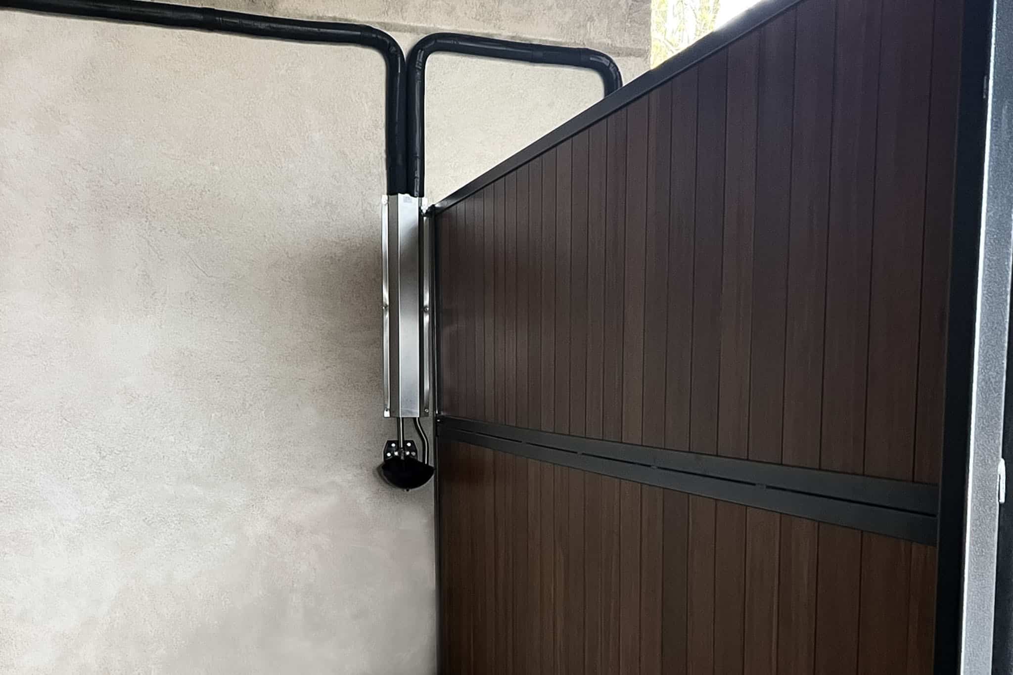 Abreuvoir automatique inox installé dans l'angle d'un box pour chevaux Proust